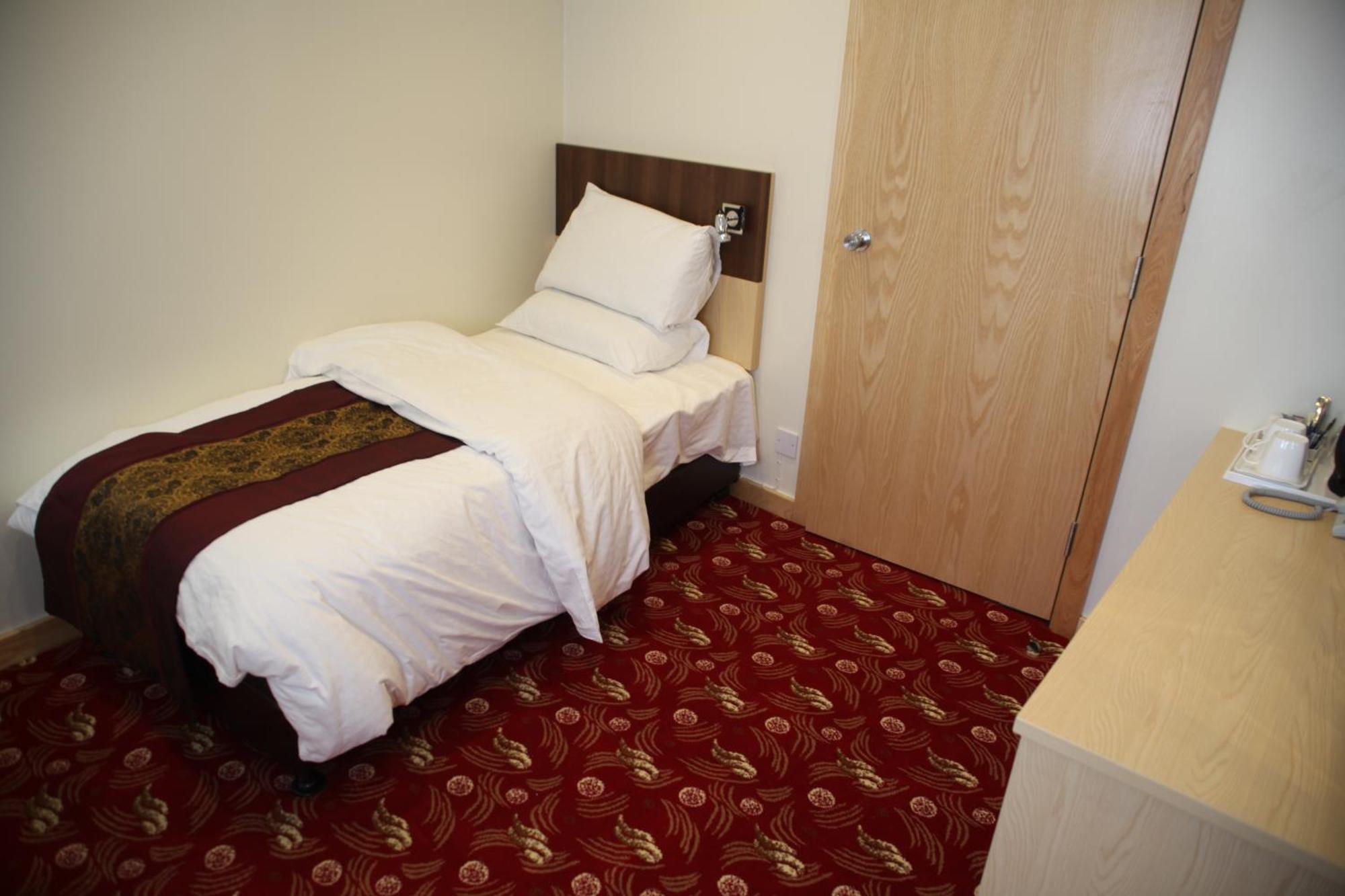 Cambridge Hotel Huddersfield Oda fotoğraf