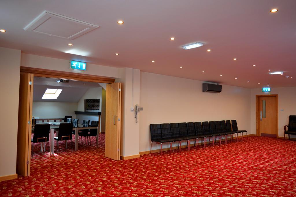 Cambridge Hotel Huddersfield Oda fotoğraf