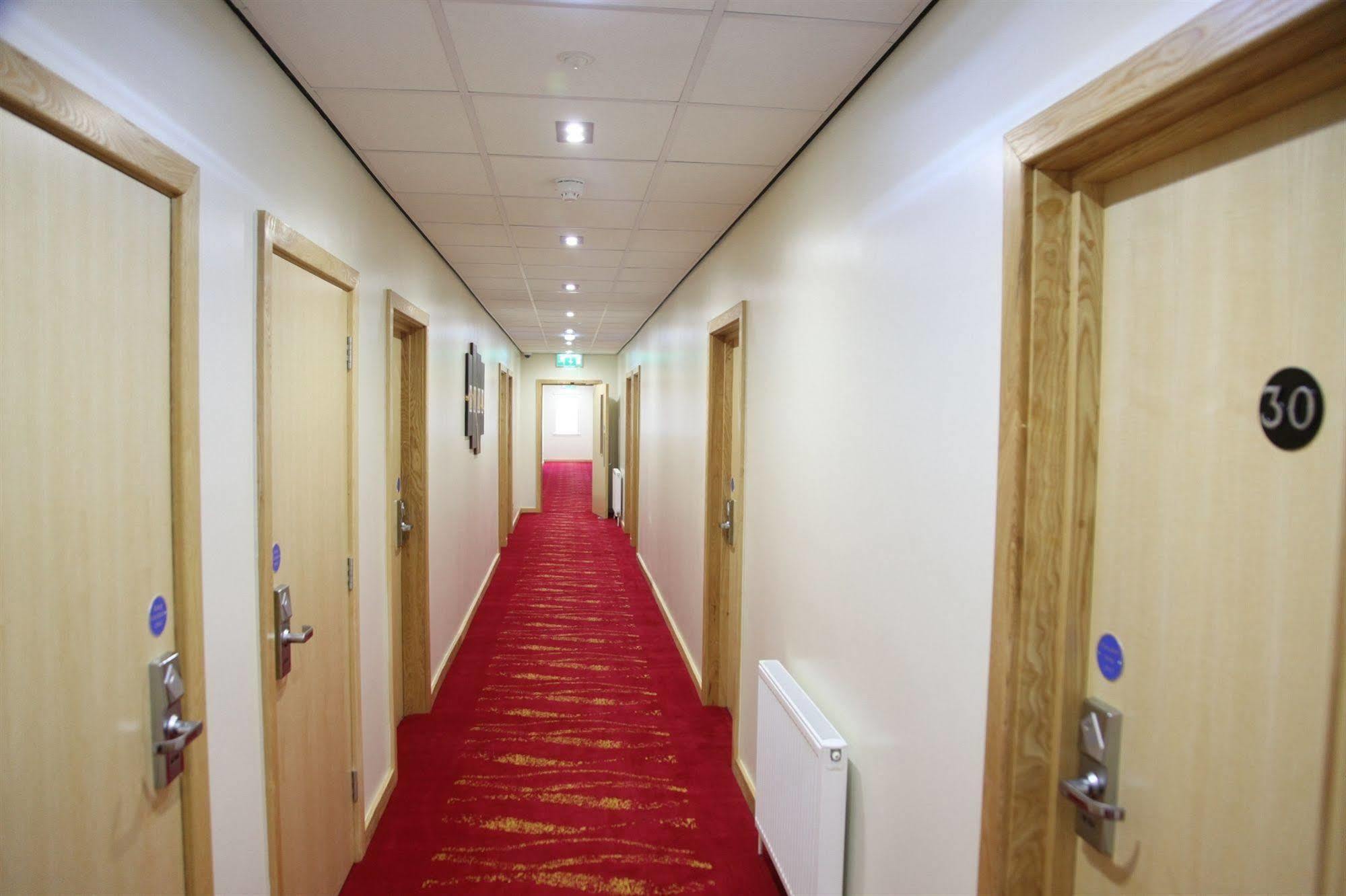Cambridge Hotel Huddersfield Dış mekan fotoğraf